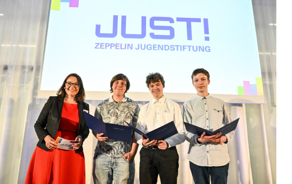 Alexandra Mebus (links) mit den Preisträgern des Teams „Litfaßsäule“ (JUST! Award der Jugendstiftung, Preisverleihung 2022)
