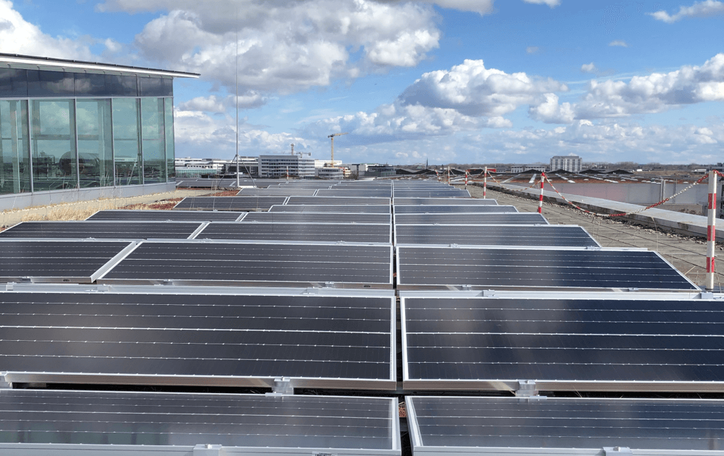 Photovoltaikanlage auf dem Dach der Zeppelin Zentrale in Garching bei München.