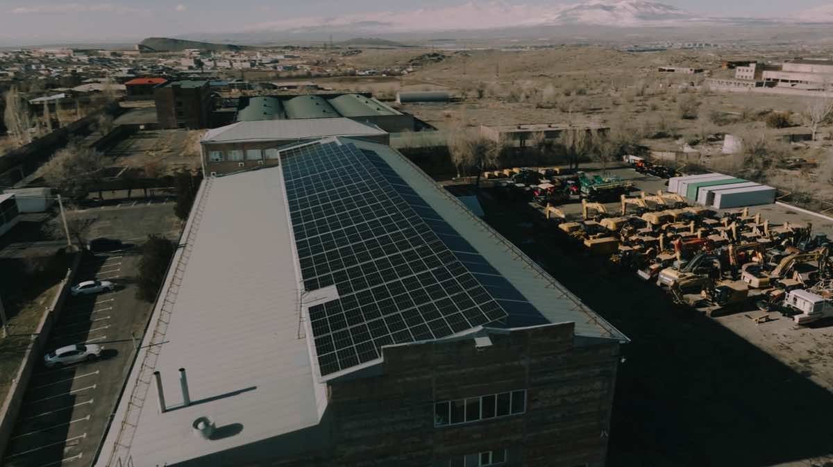 229.000 kWh grüner Strom: Den erzeugt die PV-Anlage am Standort von Zeppelin Armenien, die 2023 neu installiert wurde